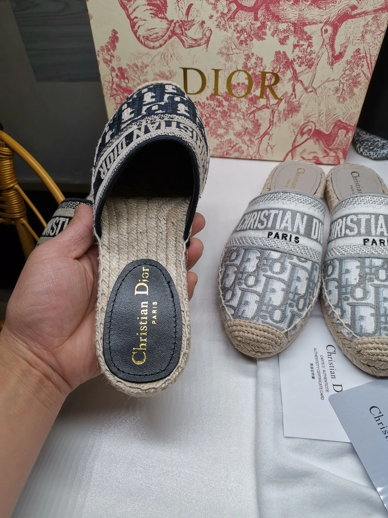 👟👟Ex-factory price 400👟👟 In 2020, new colors are coming simultaneously on the official website of the DIOR fisherman shoe series: original development, original anatomy display, exclusive outsole, you can compare as you like.  [Material] 1⃣️Sole: The only 1:1 exclusive rubber sole on the market 🌸. Fabric original embroidery. Lining: imported sheepskin, delicate and soft. [Size] 35-40.